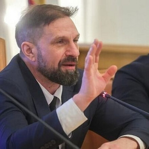 Дмитрий Кузнецов предложил «национализировать» депутатов и сенаторов: законопроект о защите семей от внешнего влияния